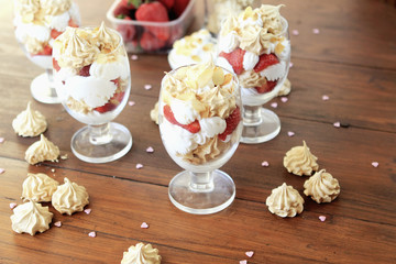 Verrines de fraises à la chantilly et aux meringues