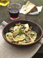 Raviolis au fromage, petits pois et champignons