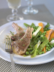 Côtelettes d'agneau aux légumes de printemps