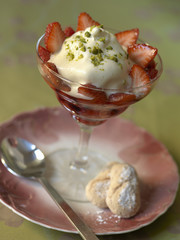 Coupe de sabayon au mascarpone et salade de fraises