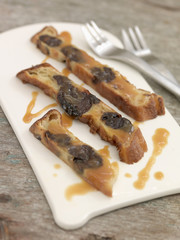 Tranches de far aux pruneaux et coulis de caramel
