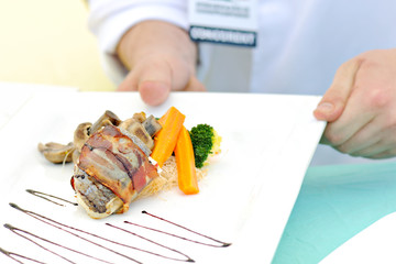 Cooker presenting a diet meal with white meat and vegetables