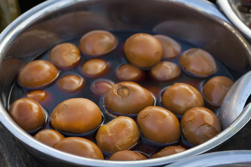 Oeufs à la coque cuits dans des épices à Luang Prabang, Laos