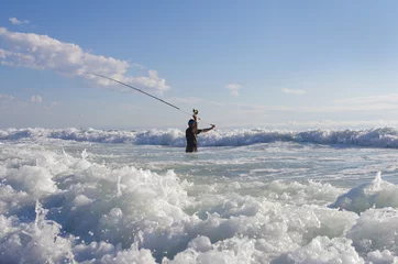Photo sur Plexiglas Pêcher Pêcheur de surf dans les vagues
