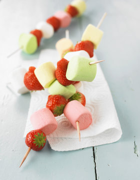 Brochettes de chamallows et fraises
