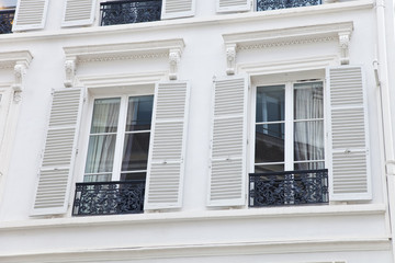 Fototapeta premium weiße Fensterläden - weißes Haus