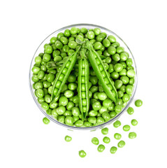 Fototapeta na wymiar fresh green peas in a bowl isolated on a white background