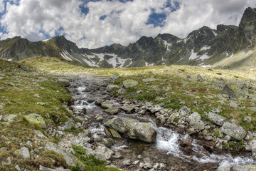 Fototapeta na wymiar strumyk w Tatrach