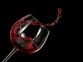 Rotwein aus einem Glas
