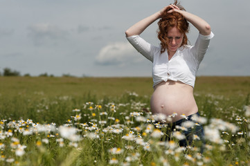 schwangere Frau im Blumenfeld 5