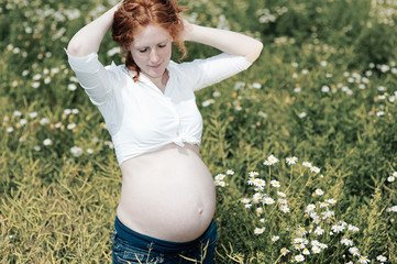 schwangere Frau im Blumenfeld 4