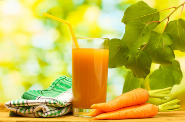 glass of carrot juice and fresh carrots