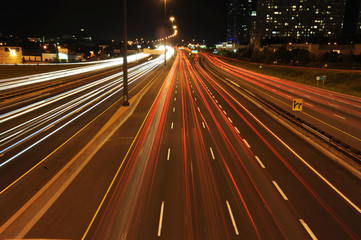 Fototapeta na wymiar Ruchu Autostrada w nocy