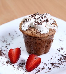 Muffin with cream and strawberries