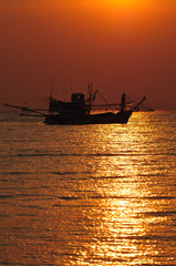 Fototapeta premium Łodzie rybackie o zachodzie słońca