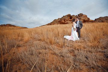 Obraz premium girl and man in the field with mountain