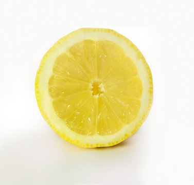 Limón sobre fondo blanco