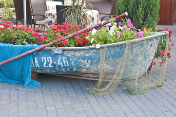 лодка с цветами