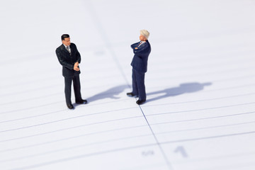 Obraz premium Geschäftsmänner verhandeln auf einem Kalenderblatt