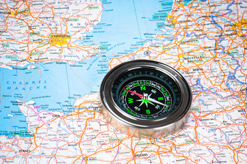 Fototapeta na wymiar Kompas na mapie kontynentu europejskiego.