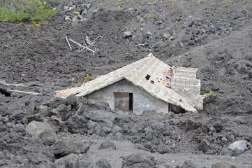 Papier Peint photo Lavable Volcan Maison ensevelie sous la lave