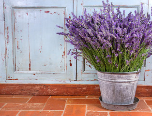 Bouquet of lavender in a rustic setting - obrazy, fototapety, plakaty