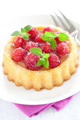 frisches Törtchen mit Himbeeren