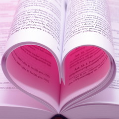 Różowe serce ze stron książki - obrazy, fototapety, plakaty