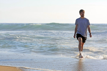 Homme marchant sur la plage
