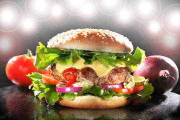 Hamburger im Spot Licht Nahaufnahme