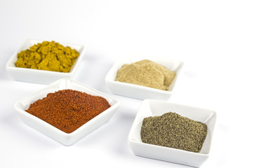 Schalen mit gemahlenen Gewürzen