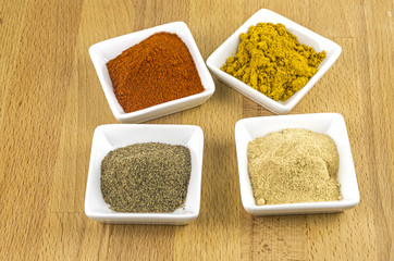 Schalen mit gemahlenen Gewürzen