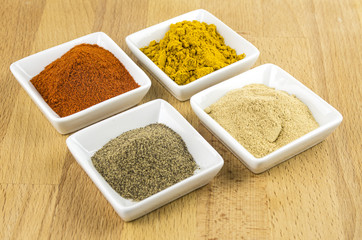 Schalen mit gemahlenen Gewürzen