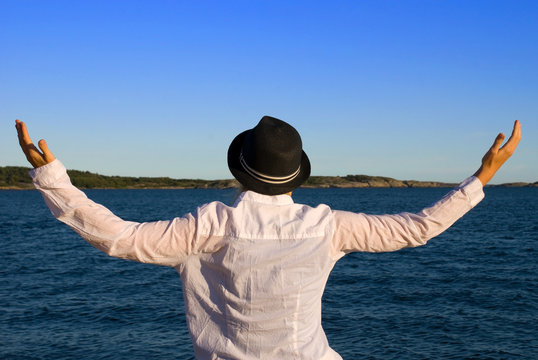Mensch empf&auml;ngt das Meer mit offenen Armen