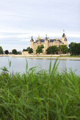 Fototapeta na wymiar Schloss Schwerin und Schweriner See