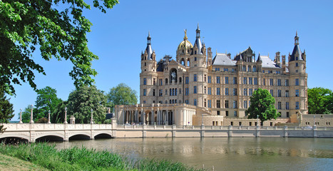 Fototapeta premium das bekannte Schweriner Schloss in der Mecklenburger Seenplatte