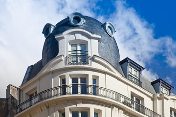 Fototapeta na wymiar Dachwohnung - Haus in Paris