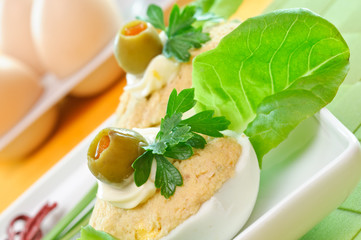 Uova ripiene di tonno con olive, close-up