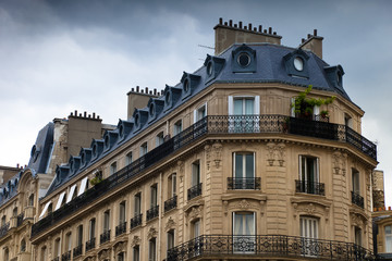 Fototapeta na wymiar Haus w Paryżu - Gewitter