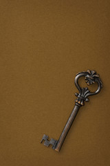 茶色の背景にアンティーク調の鍵