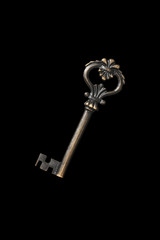 黒背景にアンティーク調の鍵