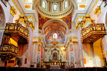 Fototapeta na wymiar Wnętrze Katedra Świętego Mikołaja w Lublanie - Słowenia