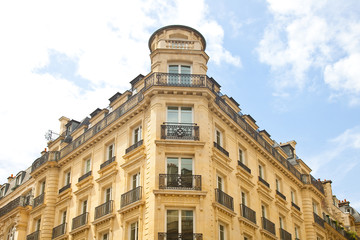 Fototapeta na wymiar Haus in Paris im Sommer