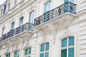 Haus mit Balkon auf der Champs Elysees in Paris