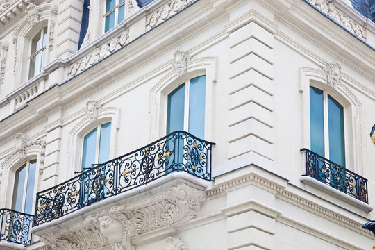 Haus mit Balkon auf der Champs Elysees in Paris