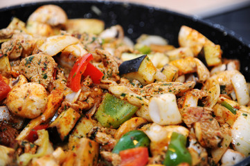 Pfanne mit Putenbrust und Gemüse