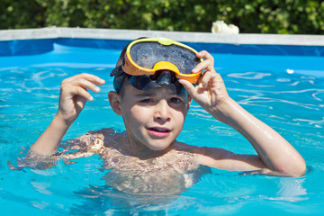 Enfant jouant dans une piscine
