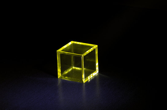 黄色いプラスチックの立方体