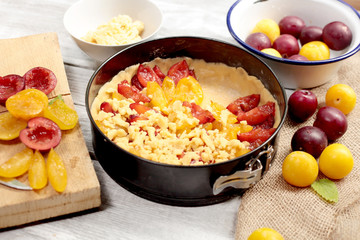 Pflaumenkuchen vor dem Backen