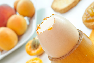 Colazione con uovo e frutta